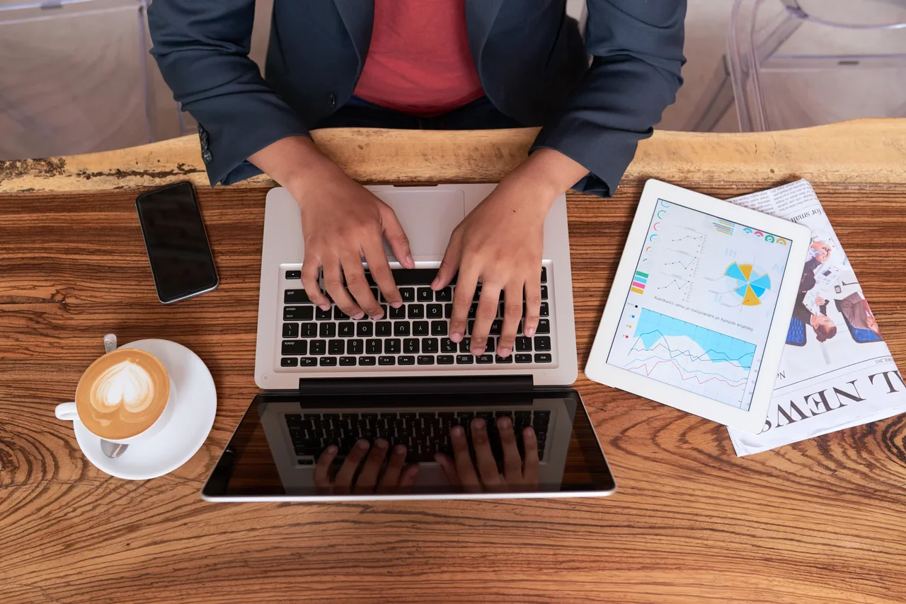 Mains sur un ordinateur portable, tablette avec des tableaux de bord
