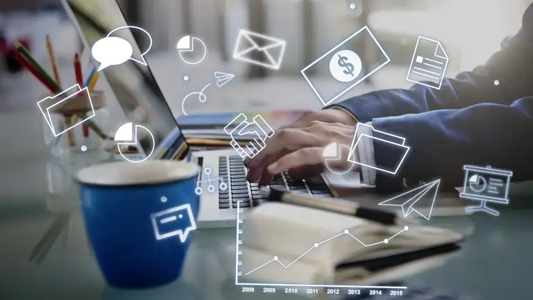 Ordinateur portable entouré d'icônes de marketing digital et de statistiques